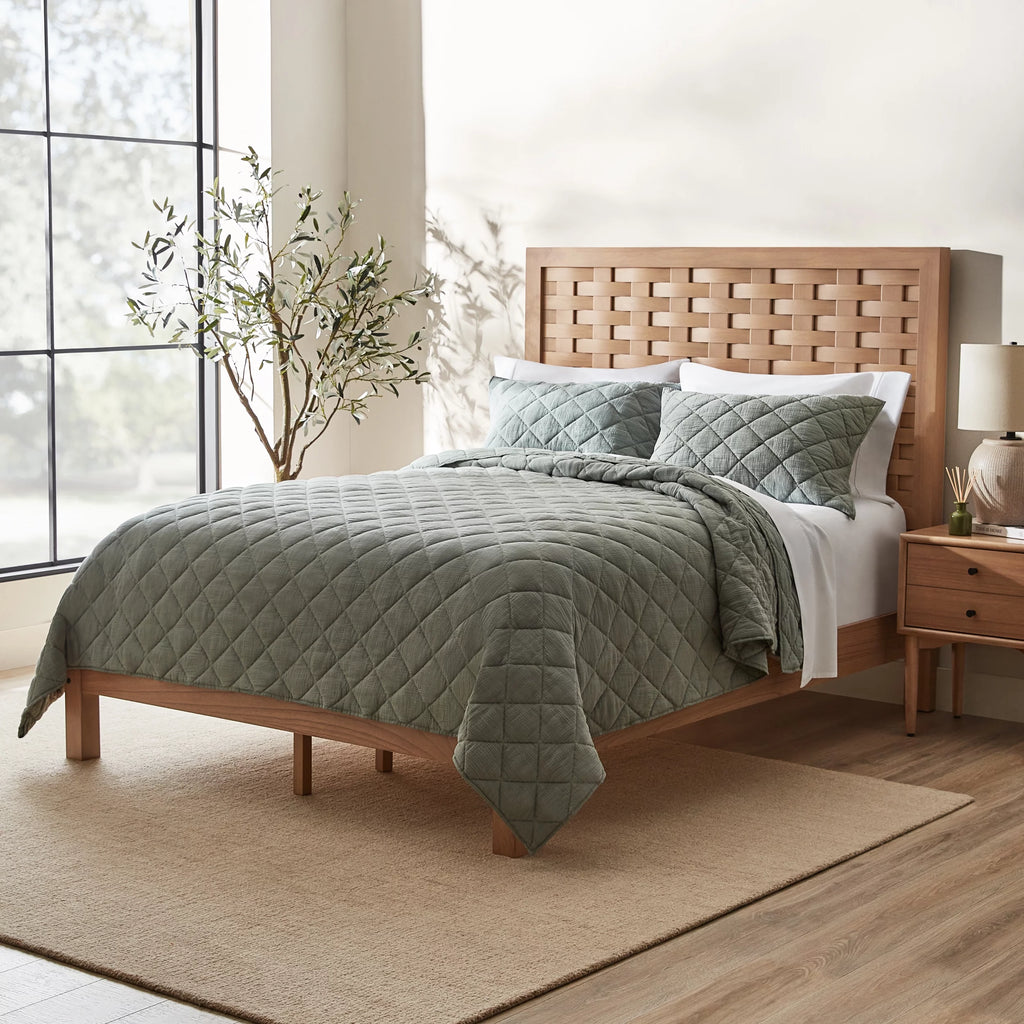 Queen Woven Bed W550