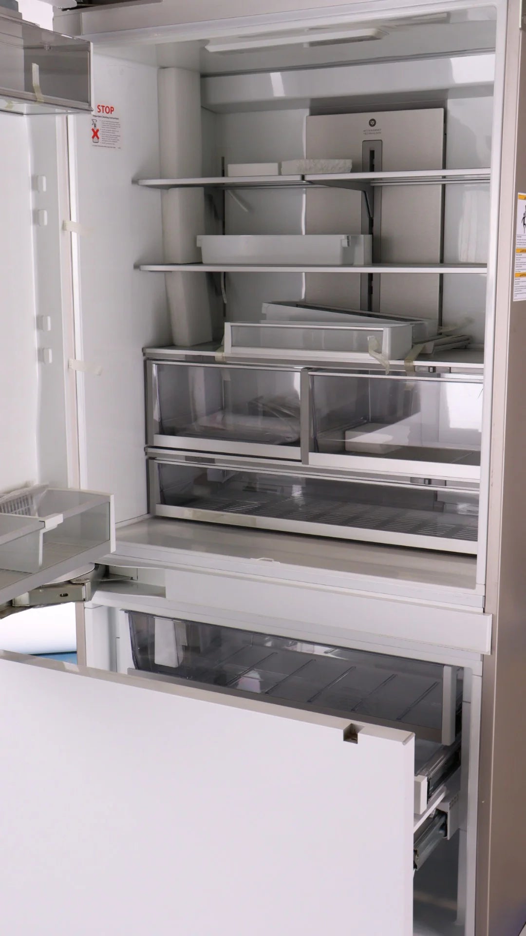36-inch 16.8 cu. ft. Bottom Freezer Refrigerator N954607