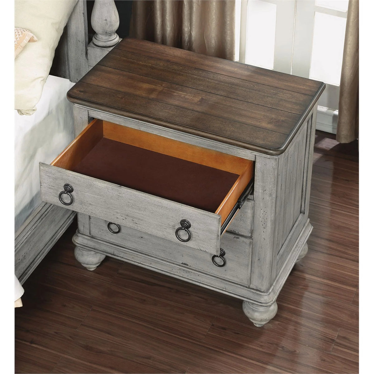 Weathered Gray 3 Drawer Nightstand Y101114