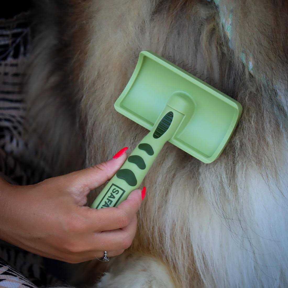 Curved Firm Slicker Brush with Coated Tips O747